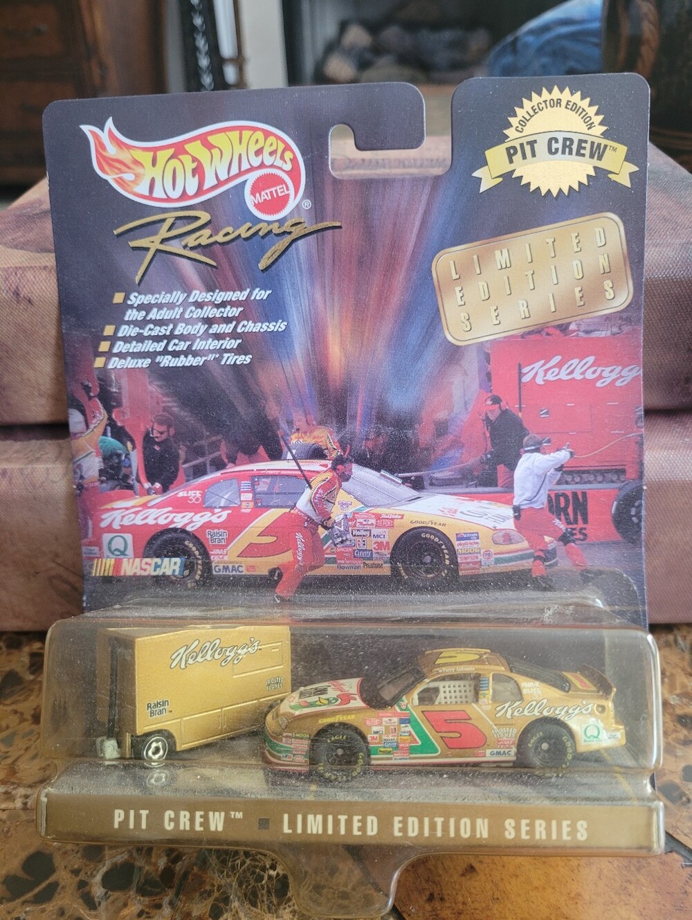 Hot Wheels Racing Car & Trailer - Gold/Yellow Kellogg's Pit Crew Limited Edition
